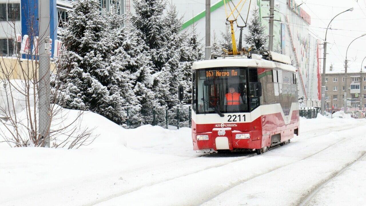 Пассажиры не могут войти в трамваи из-за снега в Новосибирске