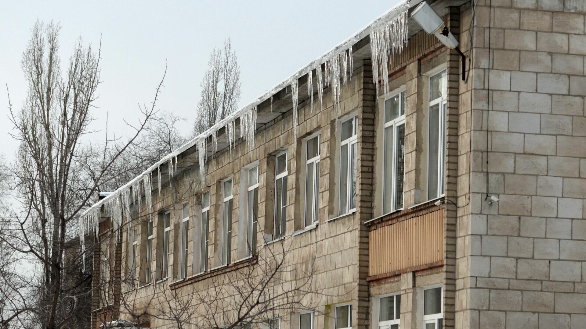 Крыши домов в Новосибирске выглядят тревожно