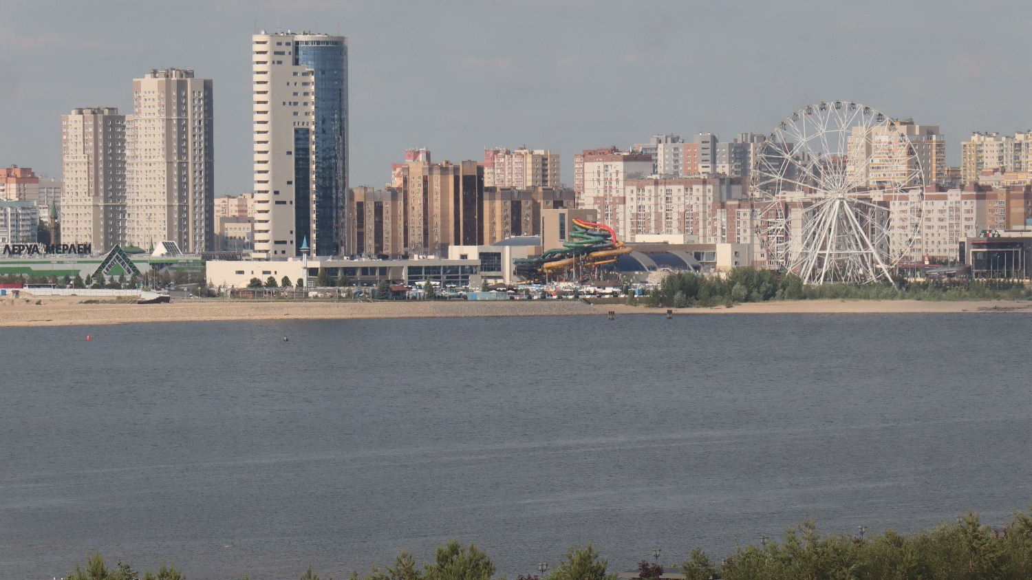 Многие туристы думают, что главноая набережная Казани расположена на Волге. А вот и нет, это река Казанка.