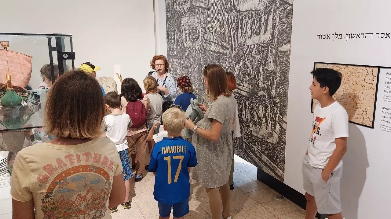 Несмотря на войну, в Морском музее проходит детская экскурсия
