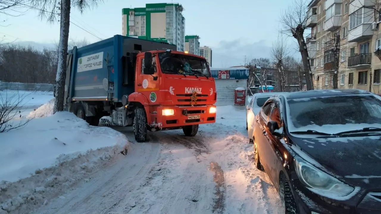 Новосибирец работает водителем мусоровоза