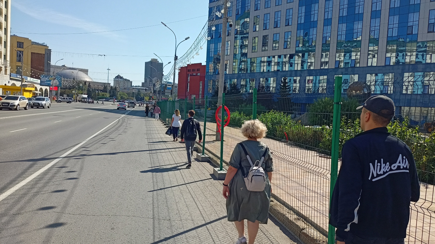 Горожане вынуждены идти по проезжей части в центре Новосибирска