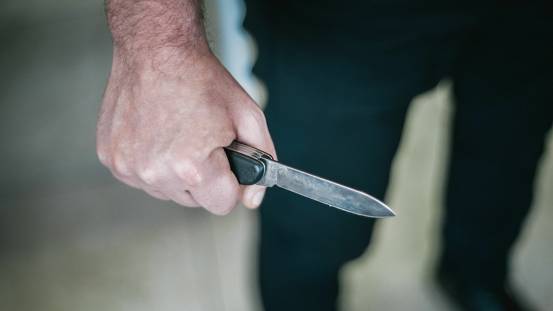 Мужчина с ножом напал на продавщицу магазина в Сузуне Новосибирской области