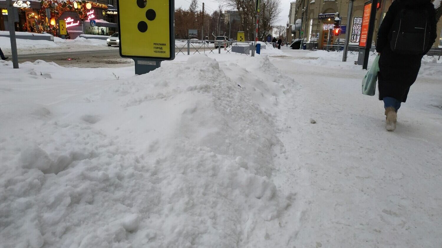 Завалены горами снега и все подходы к улице Ленина