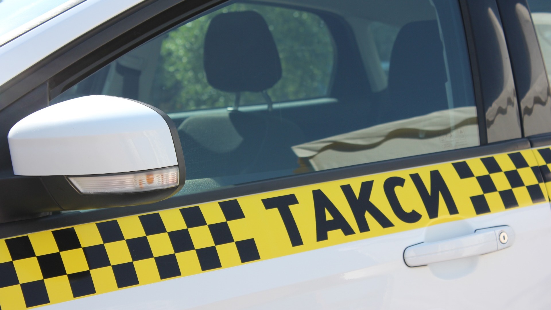 Таксист угрожал пистолетом водителю в Новосибирске
