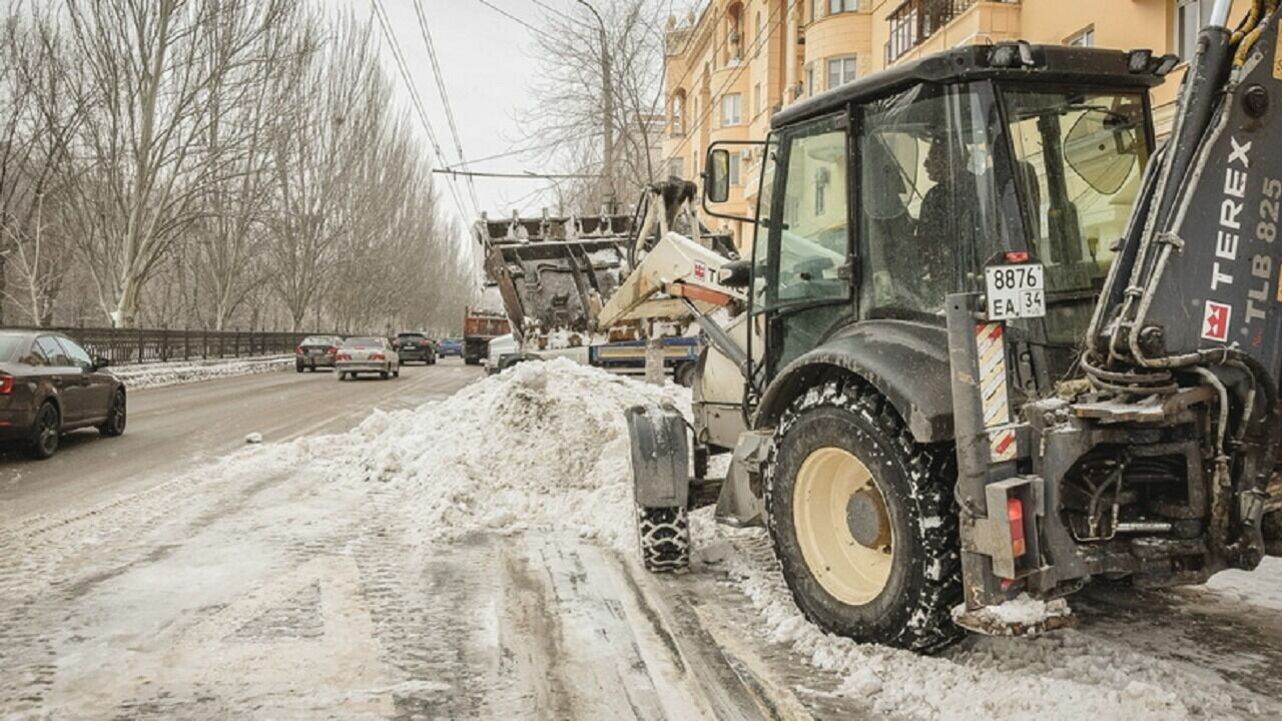 Техника выехала расчищать первые снежные завалы на дорогах Новосибирска
