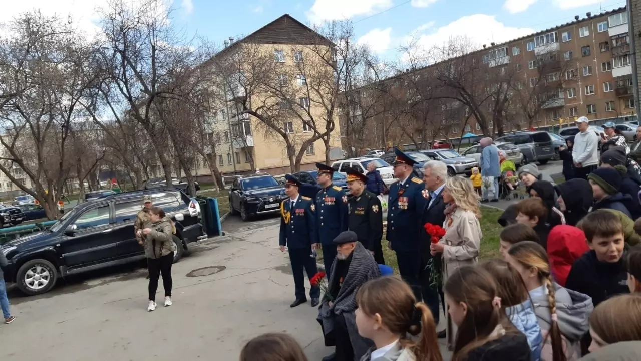 Для 99-летнего новосибирского ветерана устроили личный парад Победы