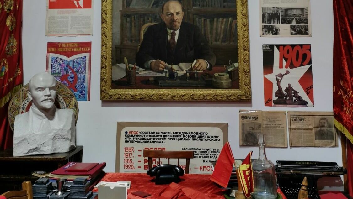 Комната, посвященная эпохе ленинизма, а на столе печатная машинка