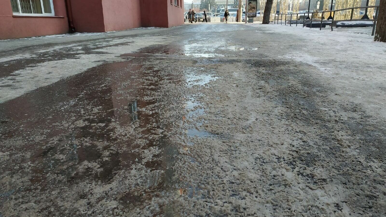 Для морозной погоды тротуар на улице Ленина выглядит странно