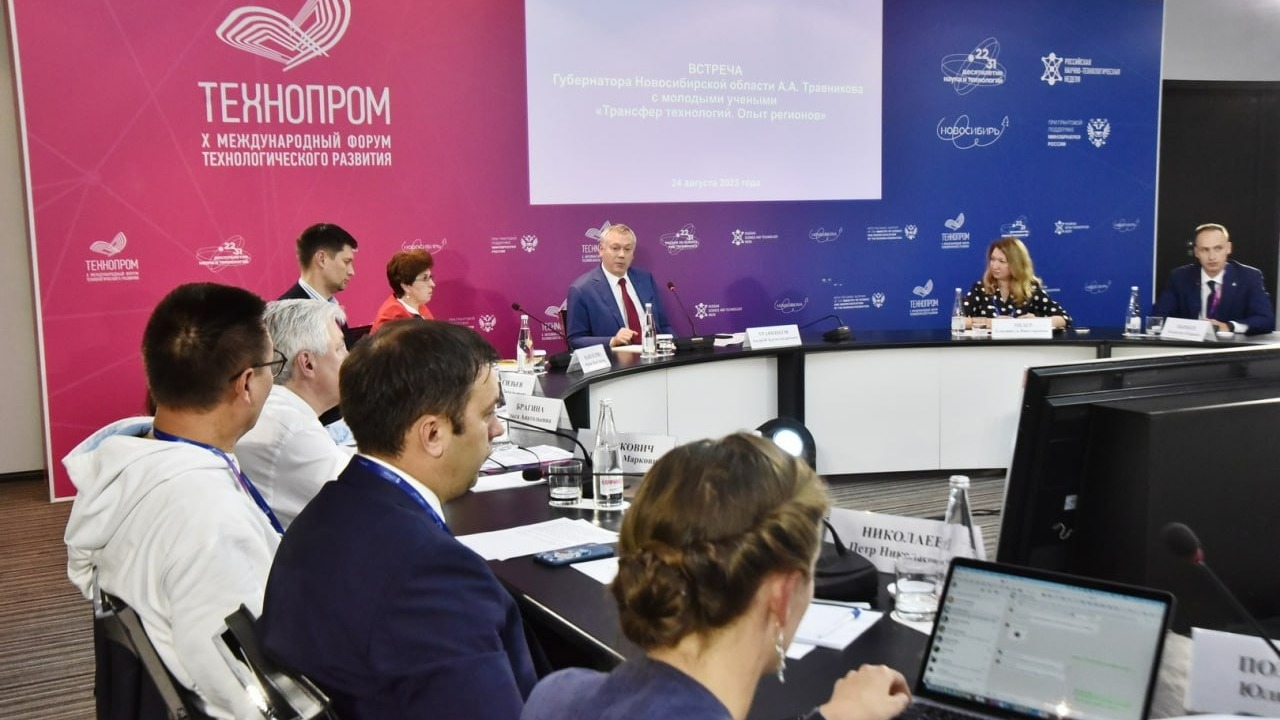 Губернатор Андрей Травников на встрече с молодыми российскими учеными в Новосибирске на форуме "Технопром"