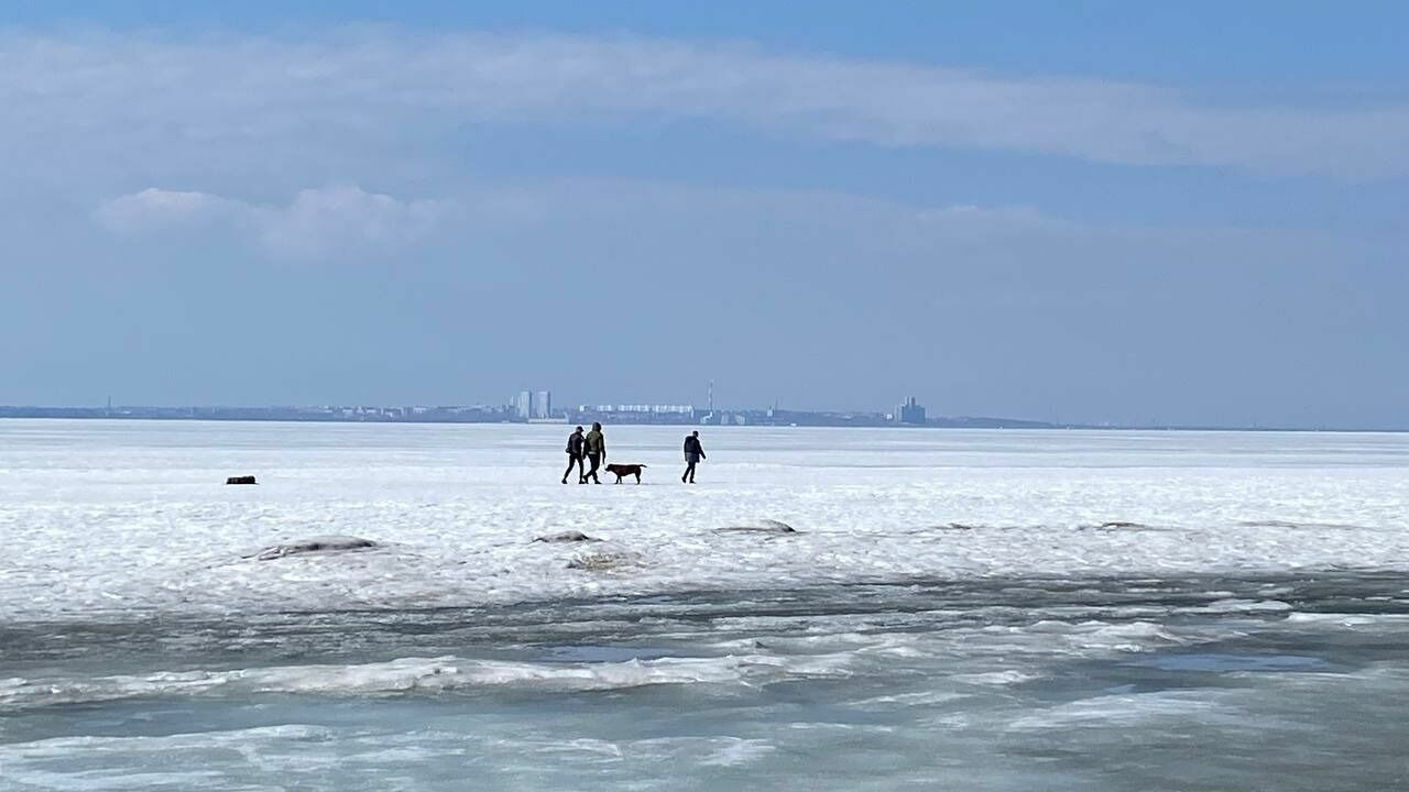 Люди еще ходят по льду на Обском море