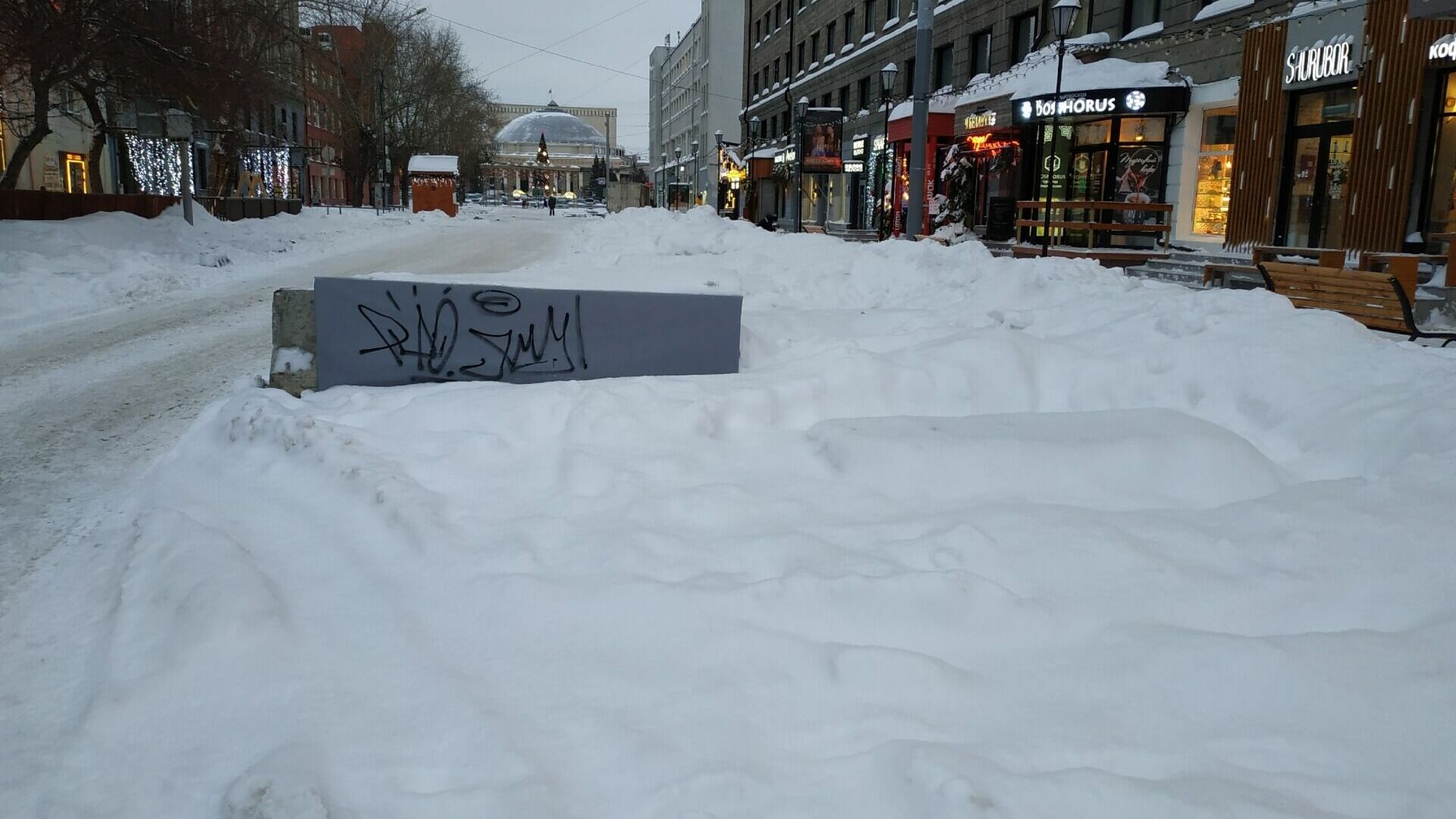 Улица Ленина в Новосибирске после того, как убрали новогодние украшения 