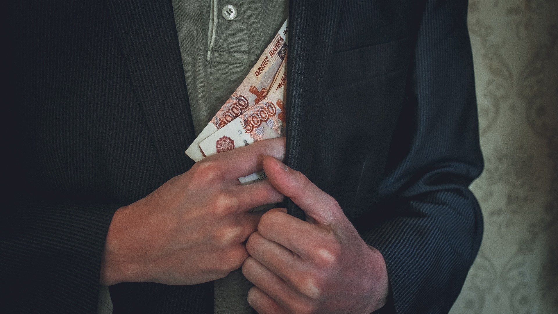 В Новосибирске чаще всего выявляют поддельные купюры номиналом 5000 рублей.