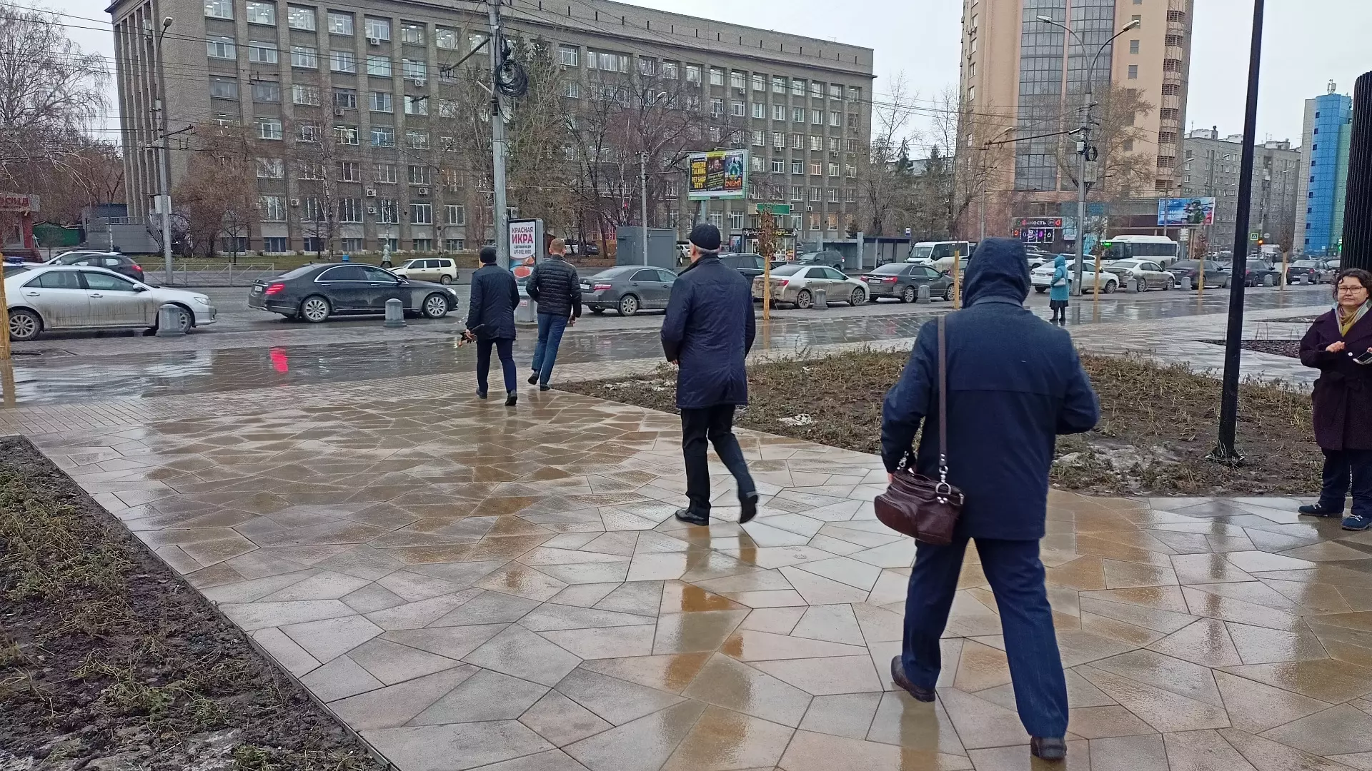 Губернатор Андрей Травников направляется к ожидающему его "Мерседесу" 13 ноября в Новосибирске