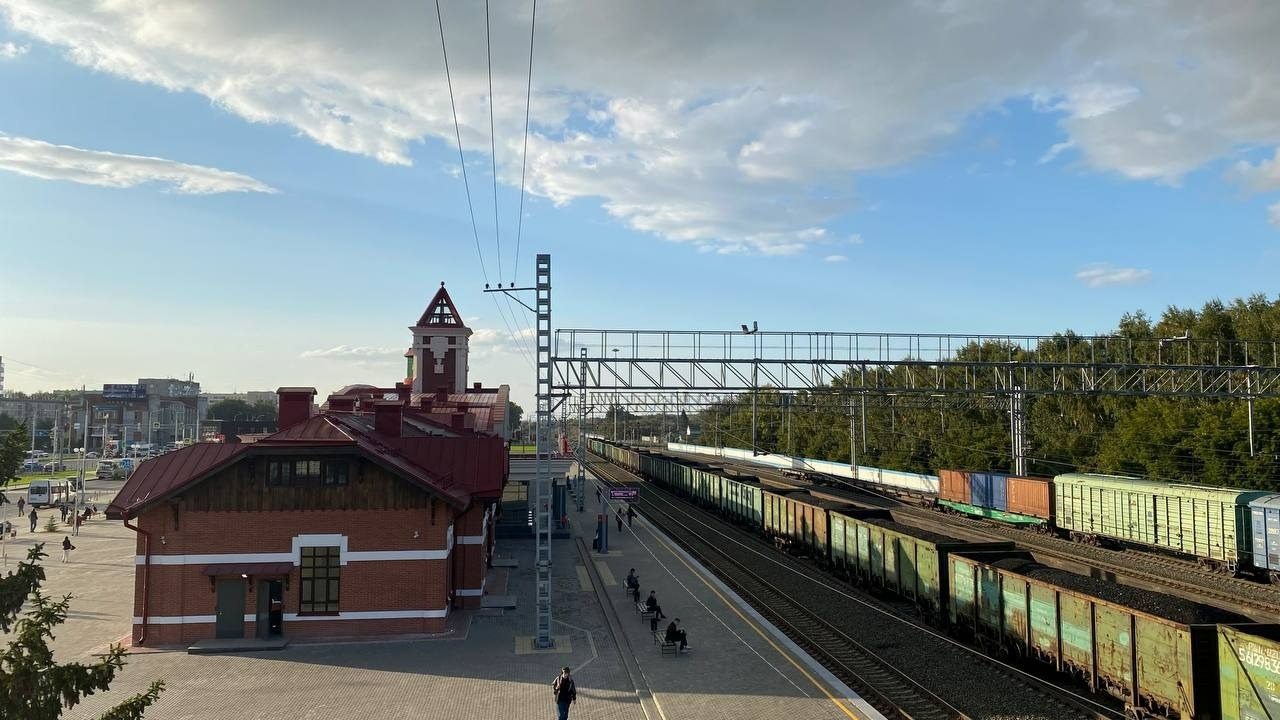 Вид на бердский вокзал с переходного моста над железнодорожными путями.