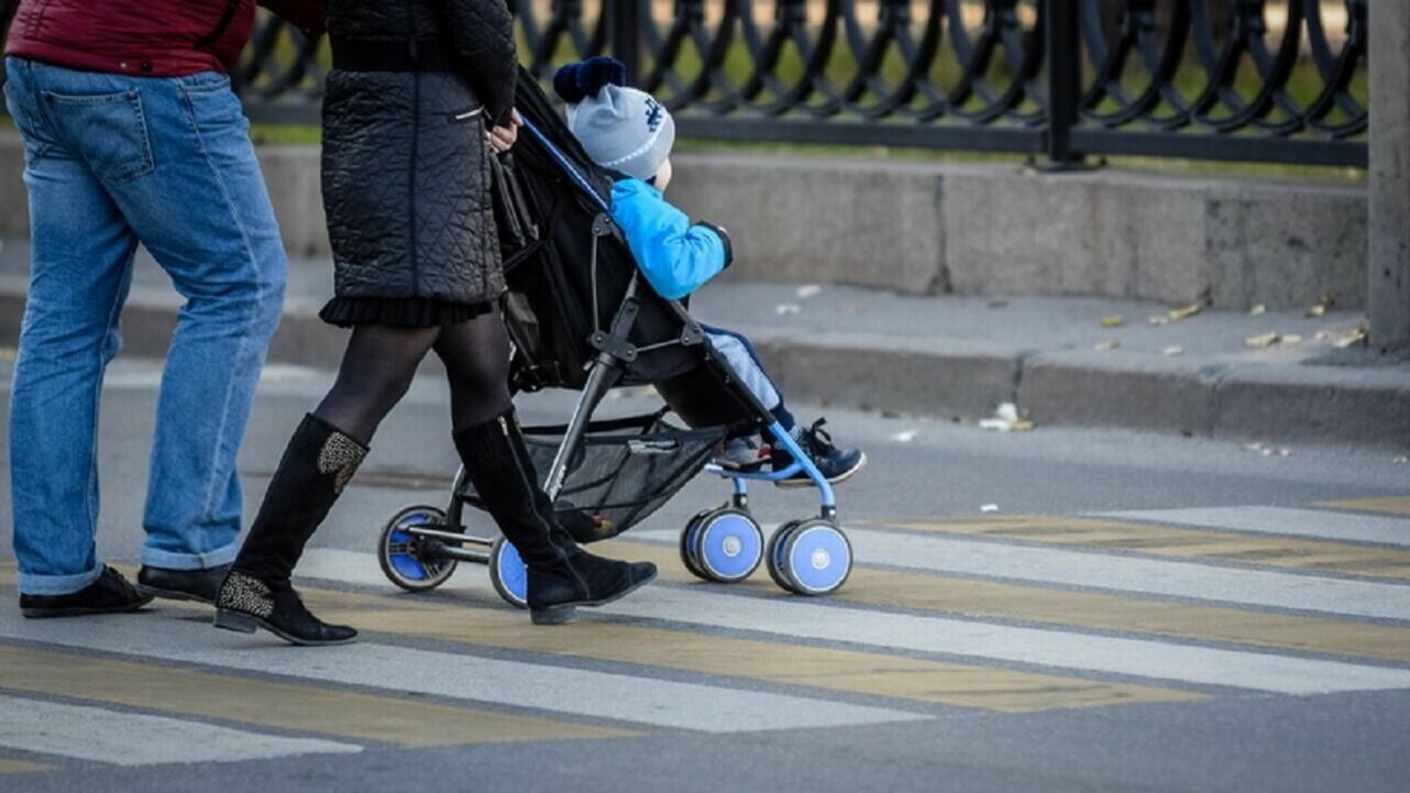 Женщина с двумя маленьким детьми переходила дорогу по пешеходному переходу в Искитиме
