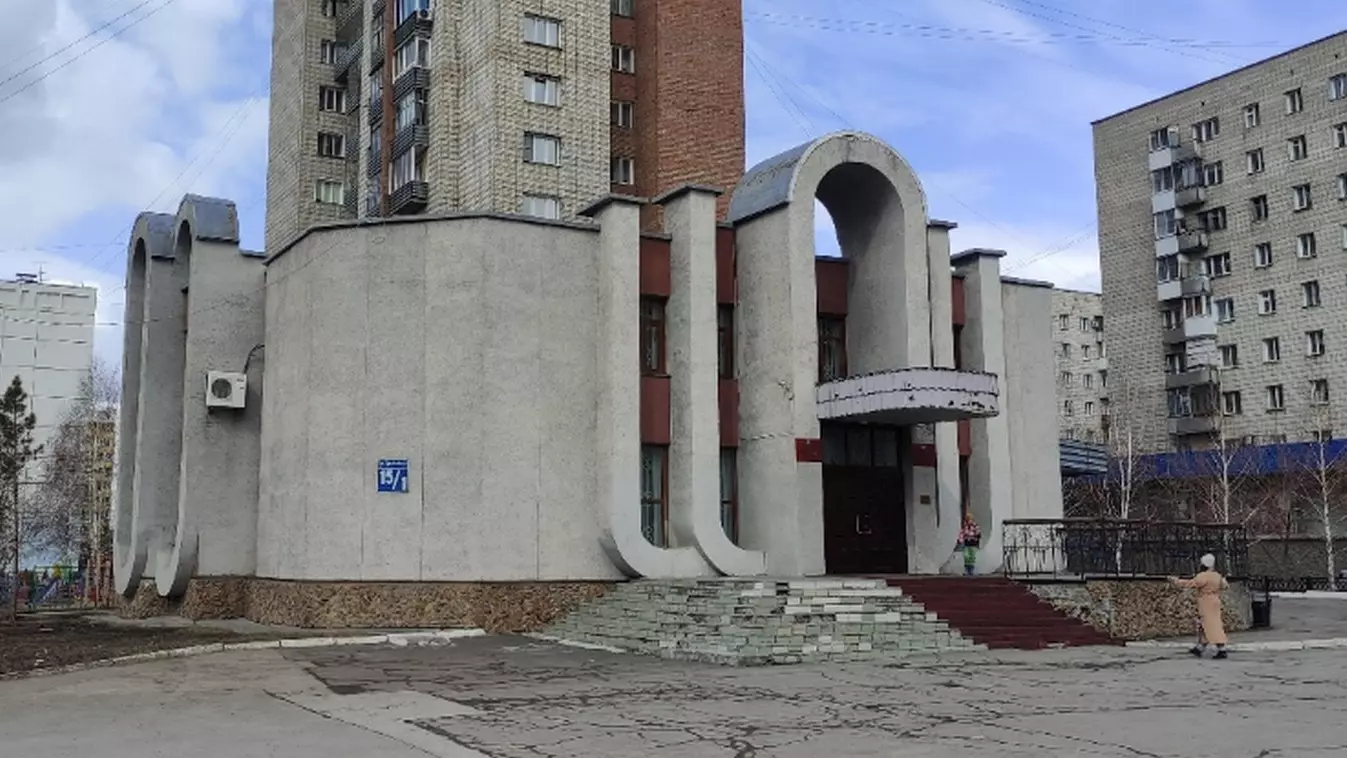 Здание представляет из себя типичный образец советского модернизма