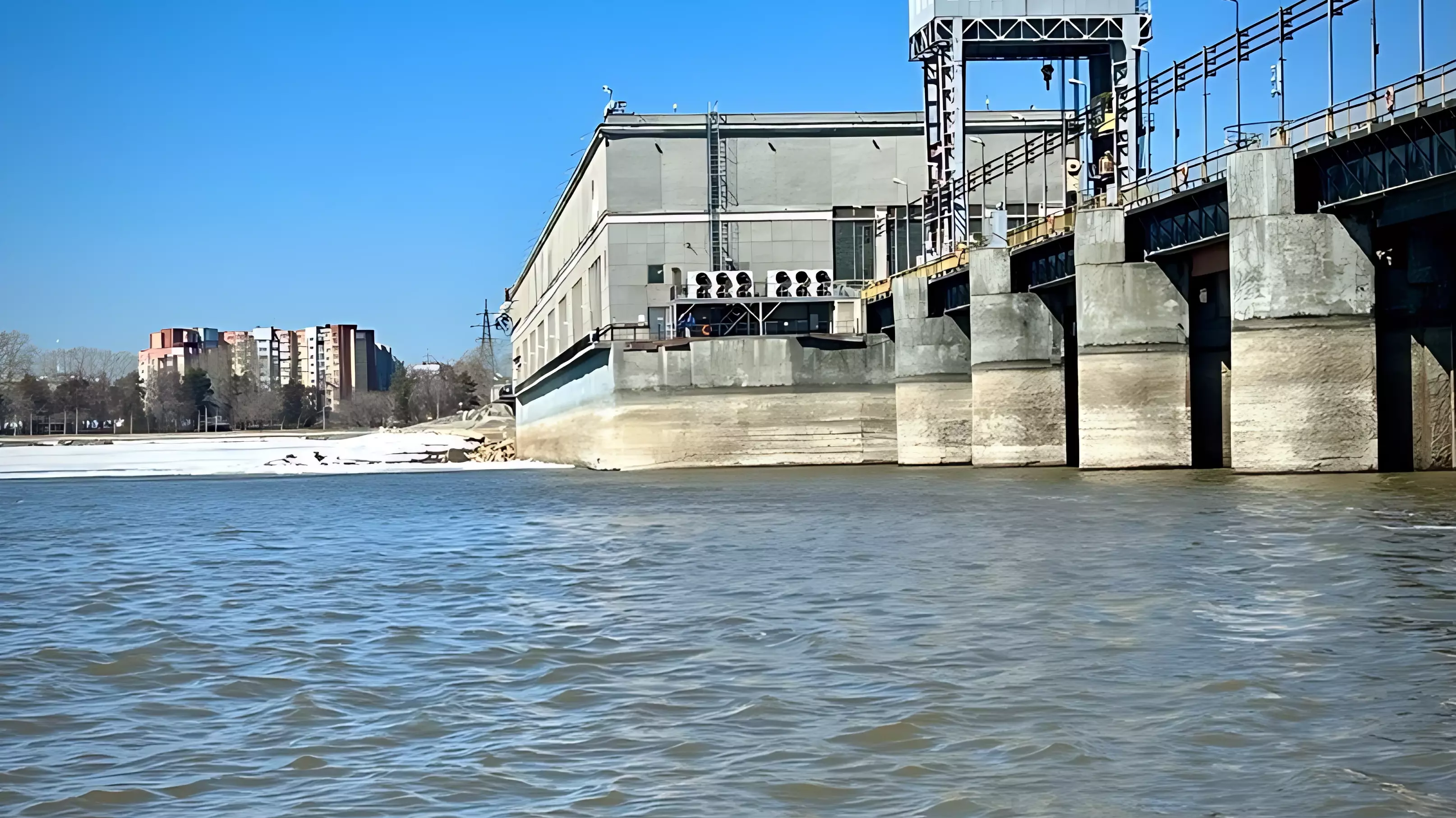 Увеличение сброса через плотину ГЭС может резко поднять уровень Оби ниже по течению