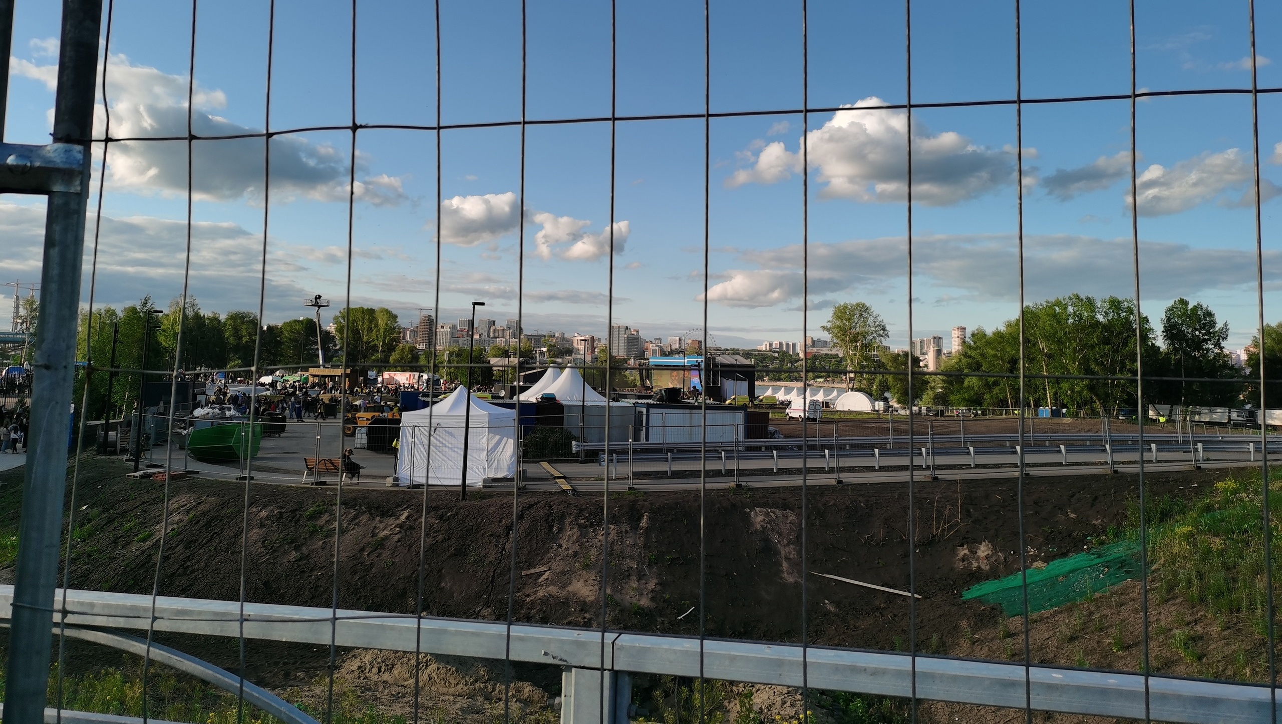 Вид на ВК Фест со стороны ЛДС, парк был закрыт для мимопроходящих зевак