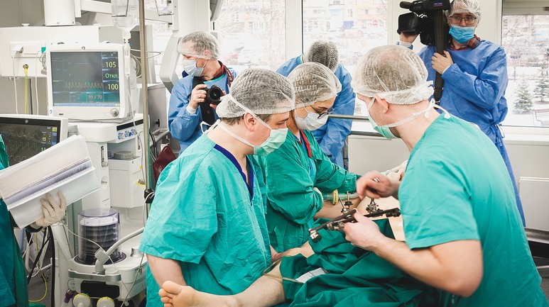 Хирурги из Новосибирска провели первую уникальную в мире операцию на сердце