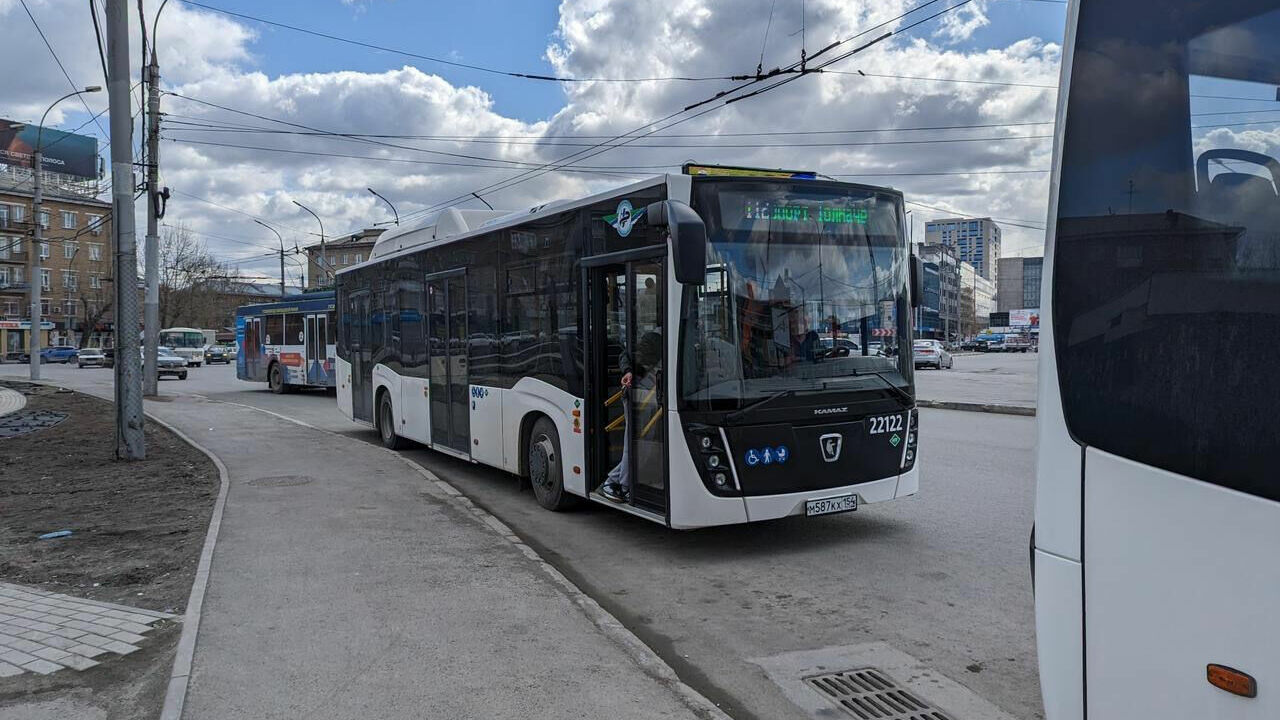 Первый рейс нового автобусного маршрута до аэропорта "Толмачево" состоялся 25 апреля 2023