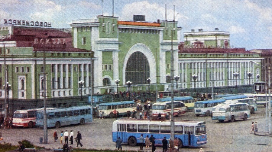 Вокзал "Новосибирск-Главный". Привокзальная площадь и тогда была важным городским транспортным узлом.