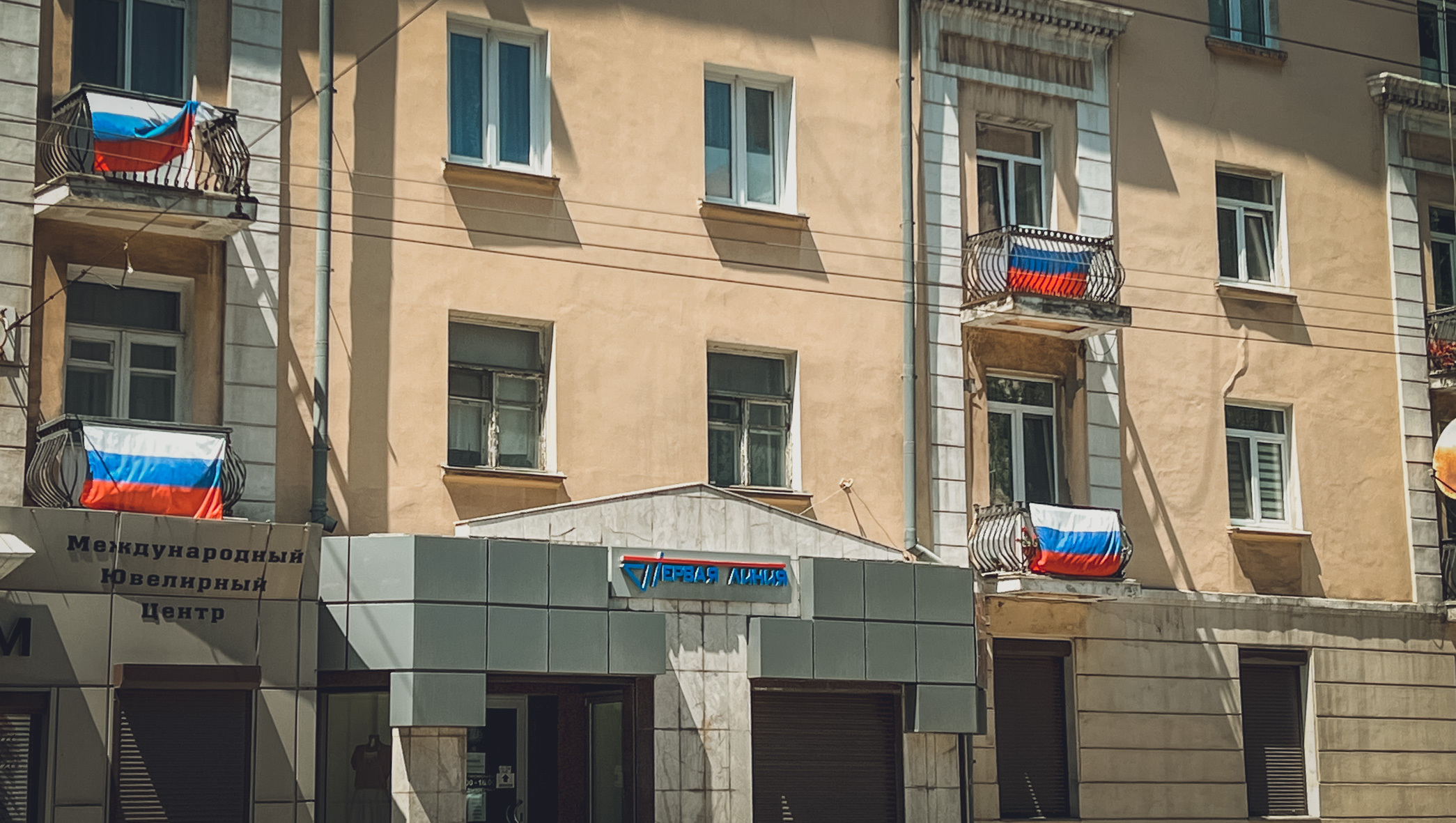 Украинский флаг висит у старушки в квартире