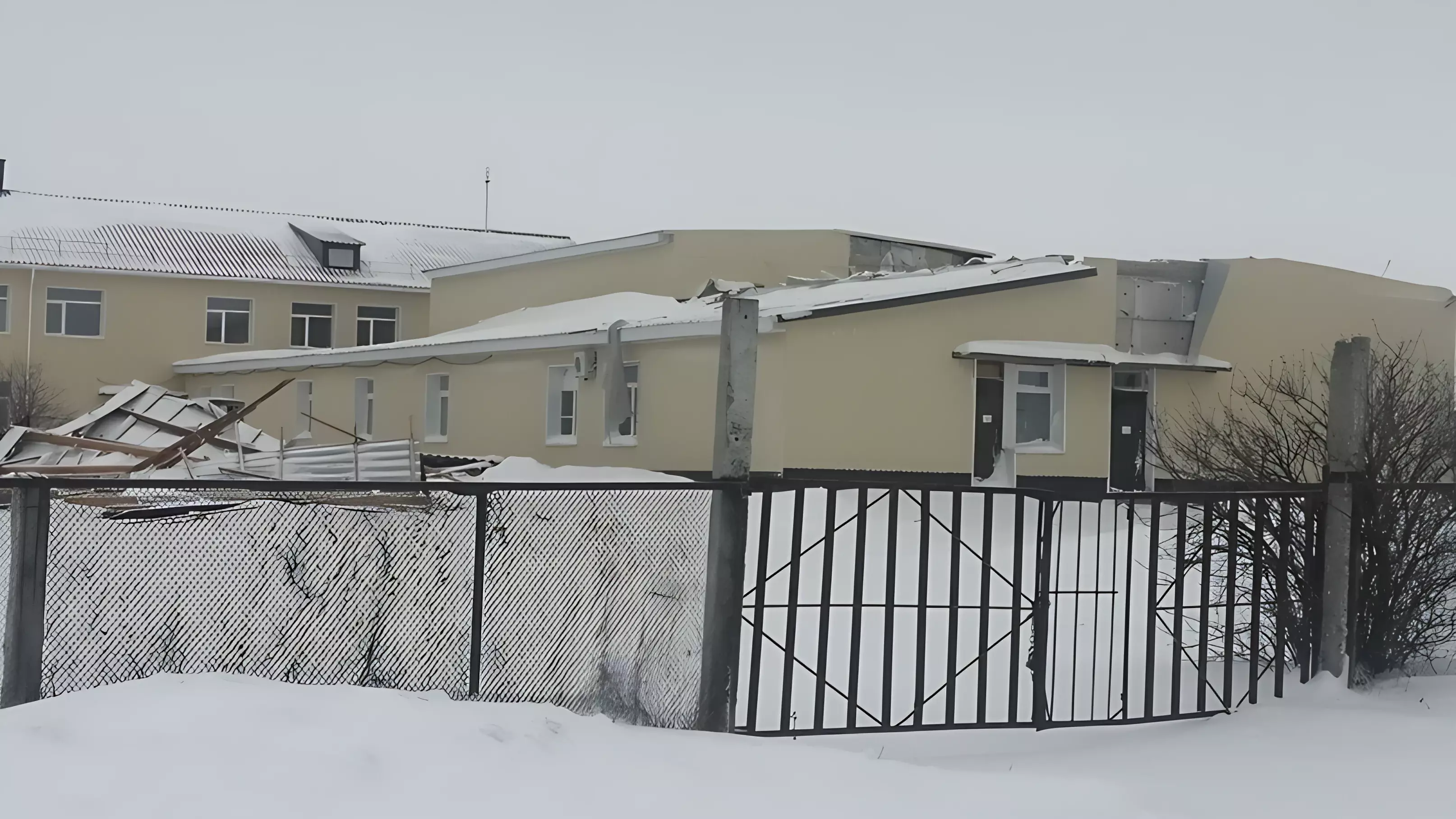 Ураган сорвал крышу со школы в Новосибирской области