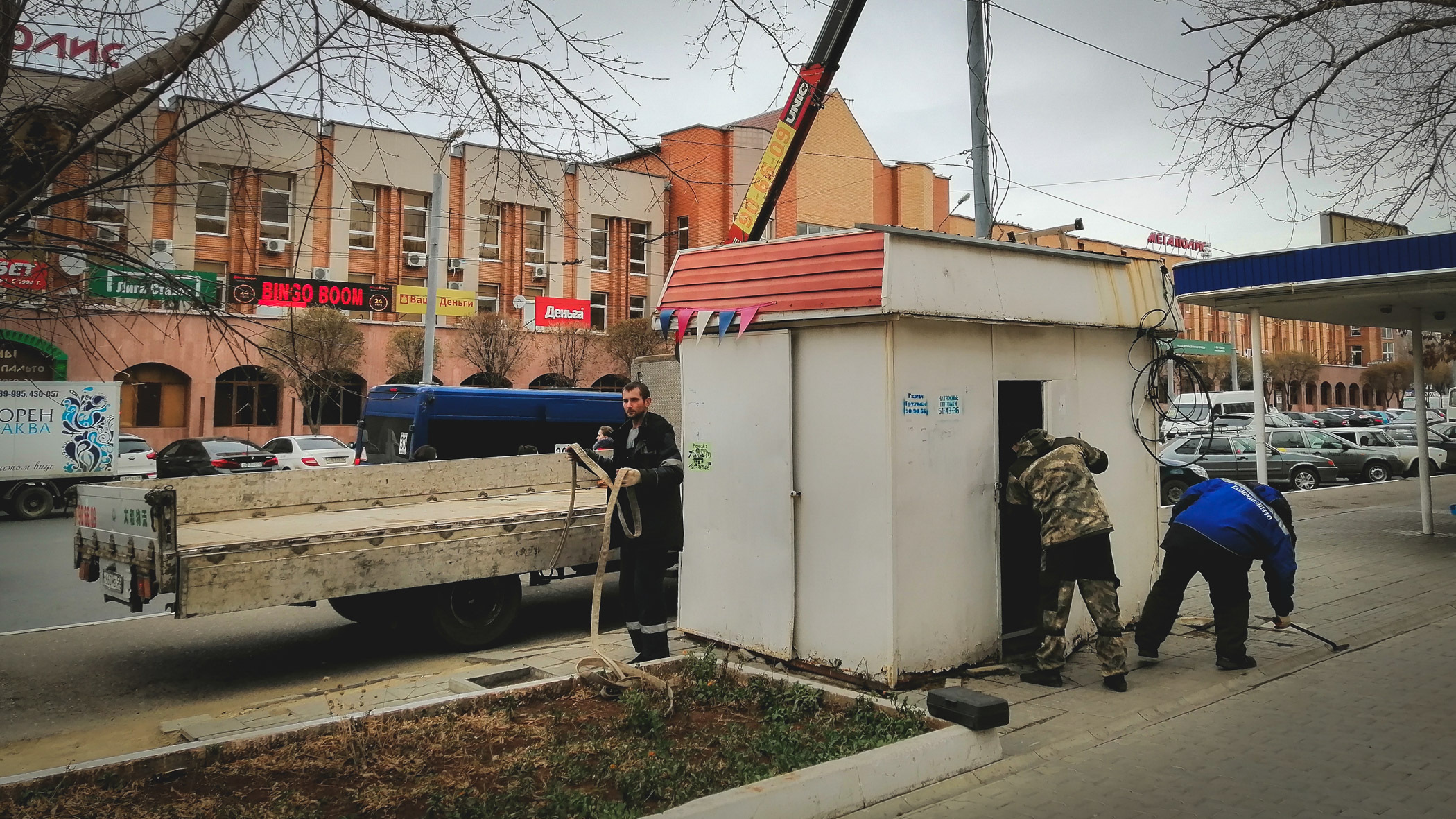 Демонтированный на площади Калинина газетный киоск вернули владельцу в Новосибирске