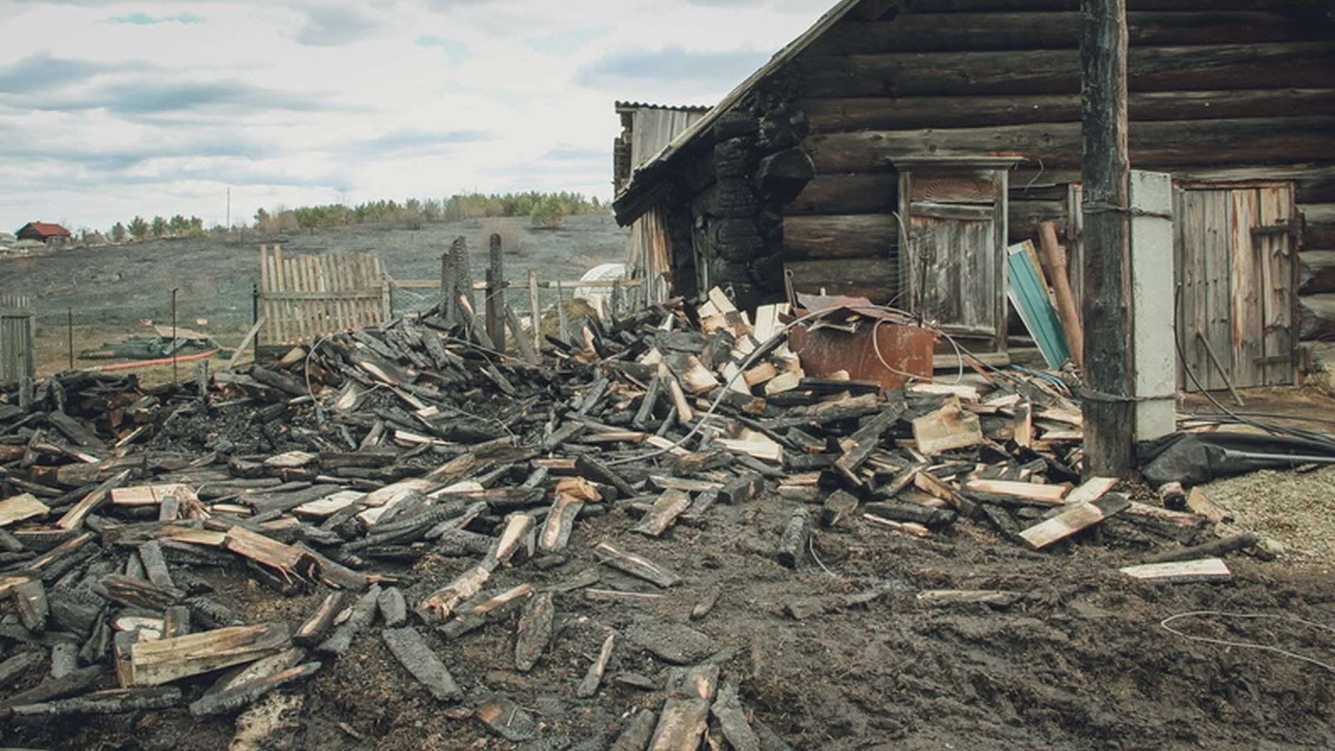 В Новосибирске загорелся частный дом