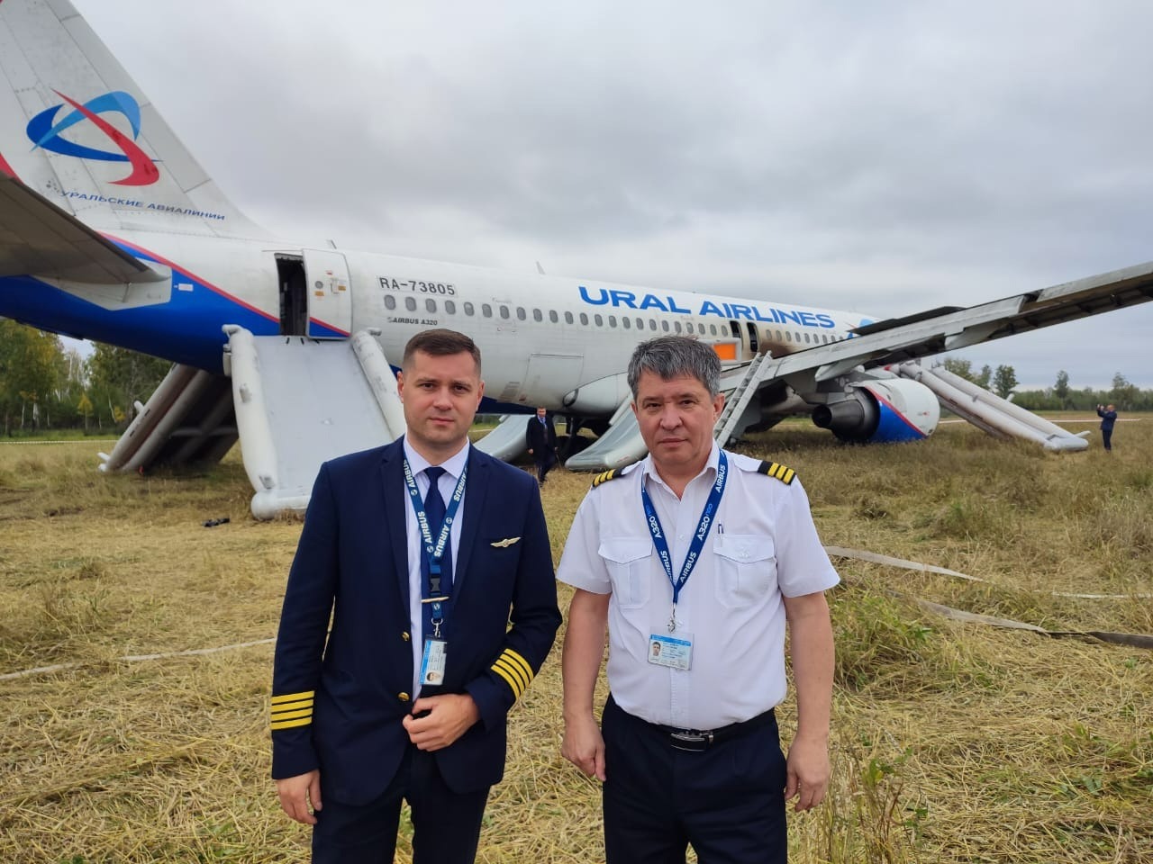 Пилоты экипажа Airbus 320-214, экстренно севшего в Убинском районе Новосибирской области 12 сентября.