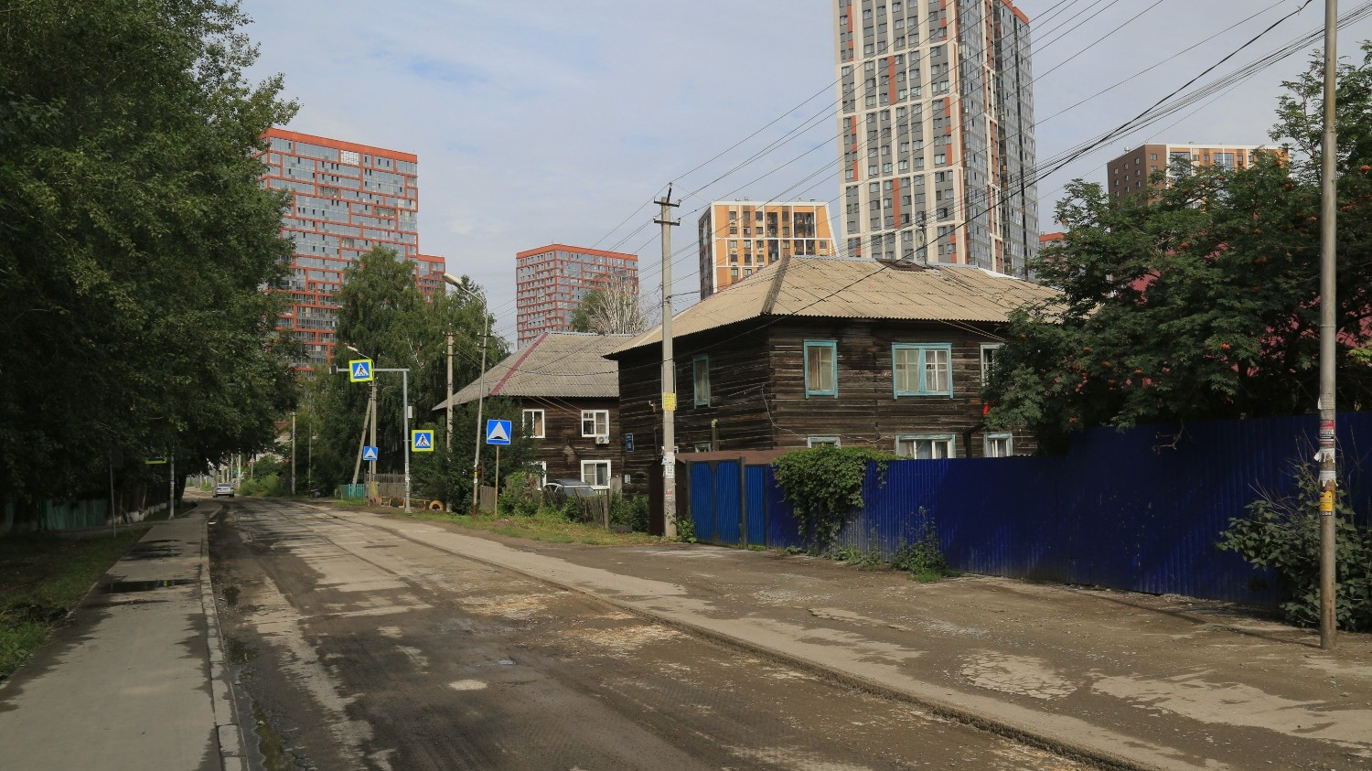 На многих улицах Новосибирска частные дома соседствуют с многоквартирными.