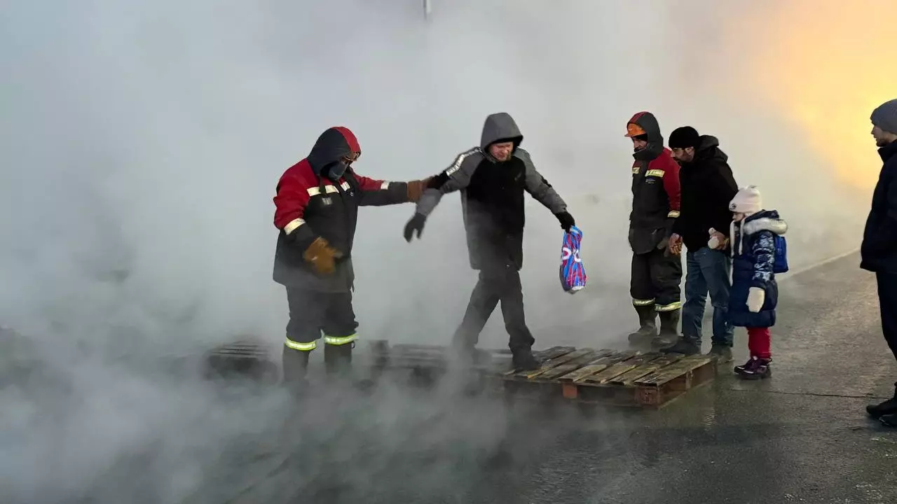 Потоки горячей воды залили улицы Новосибирска в мороз
