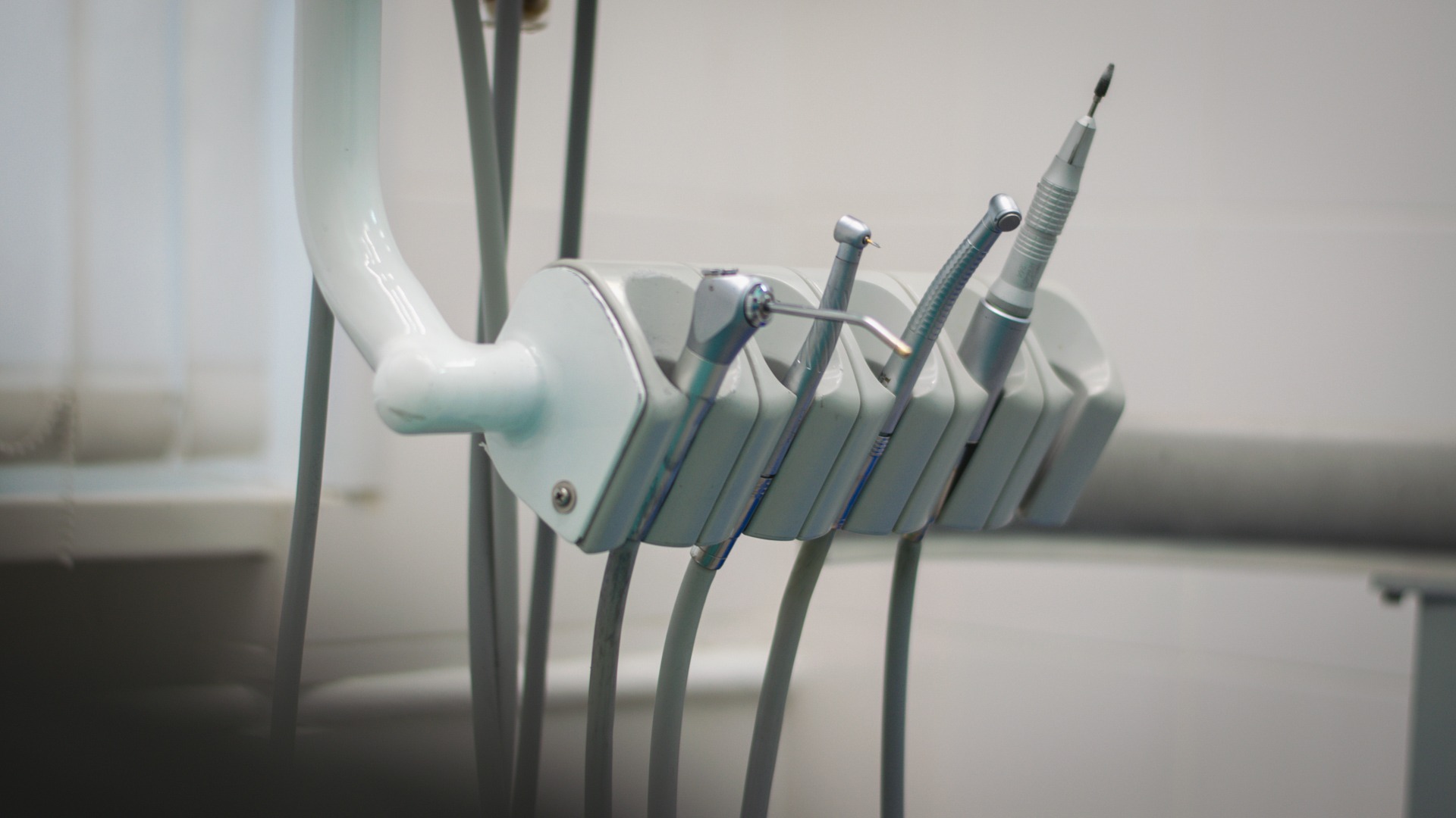 В Бердске стоматолог хотел вырвать пациентке десну без анестезии