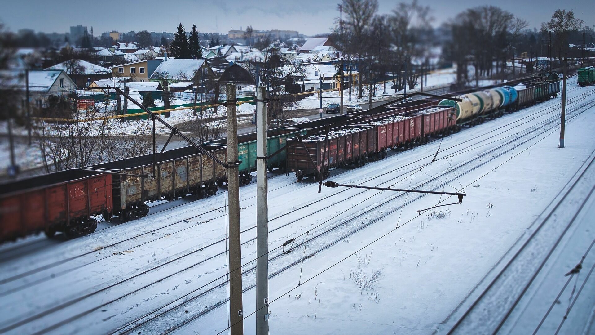 Грузовой поезд врезался в электровоз в Новосибирске
