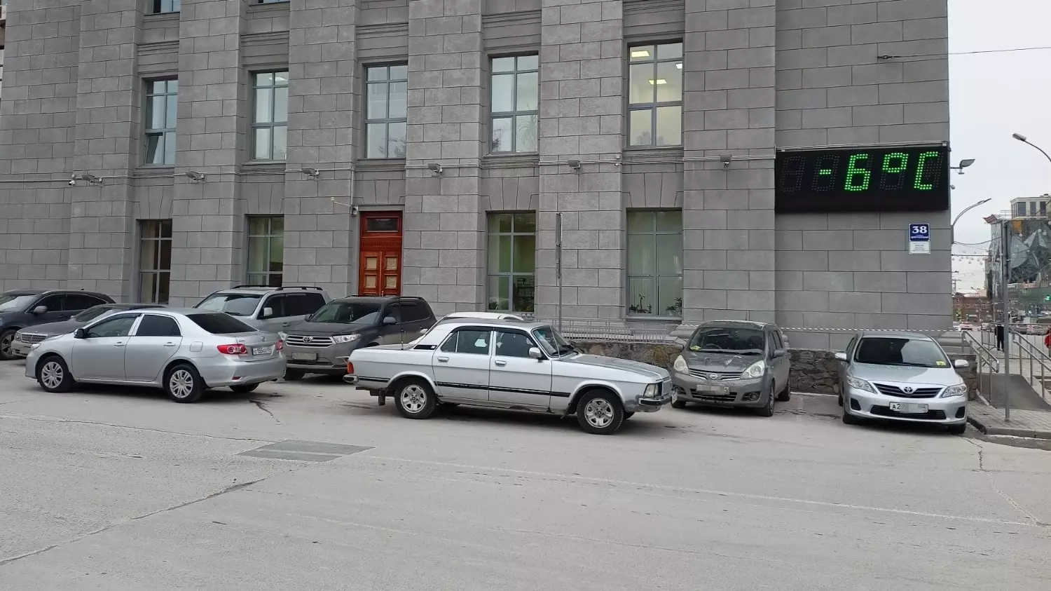 Перед зданием мэрии Новосибирска чиновников ждут более скромные модели "Тойота Королла"