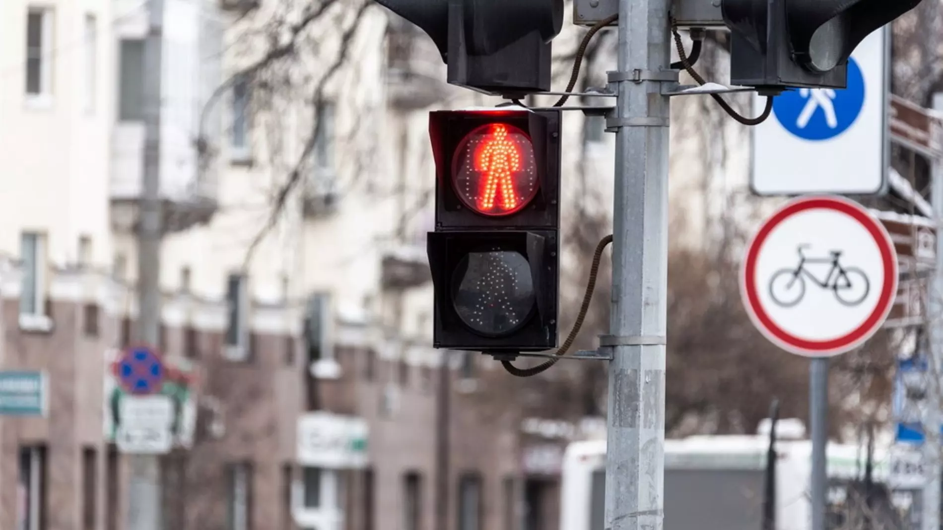 Жители домов на Курчатова требуют светофор