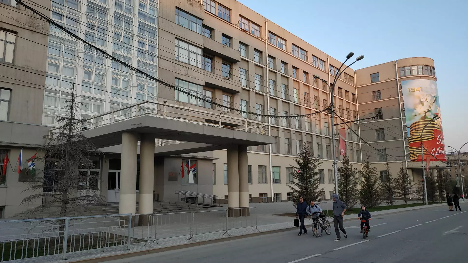 Здание Правительства Новосибирской области по адресу Красный проспект, 18