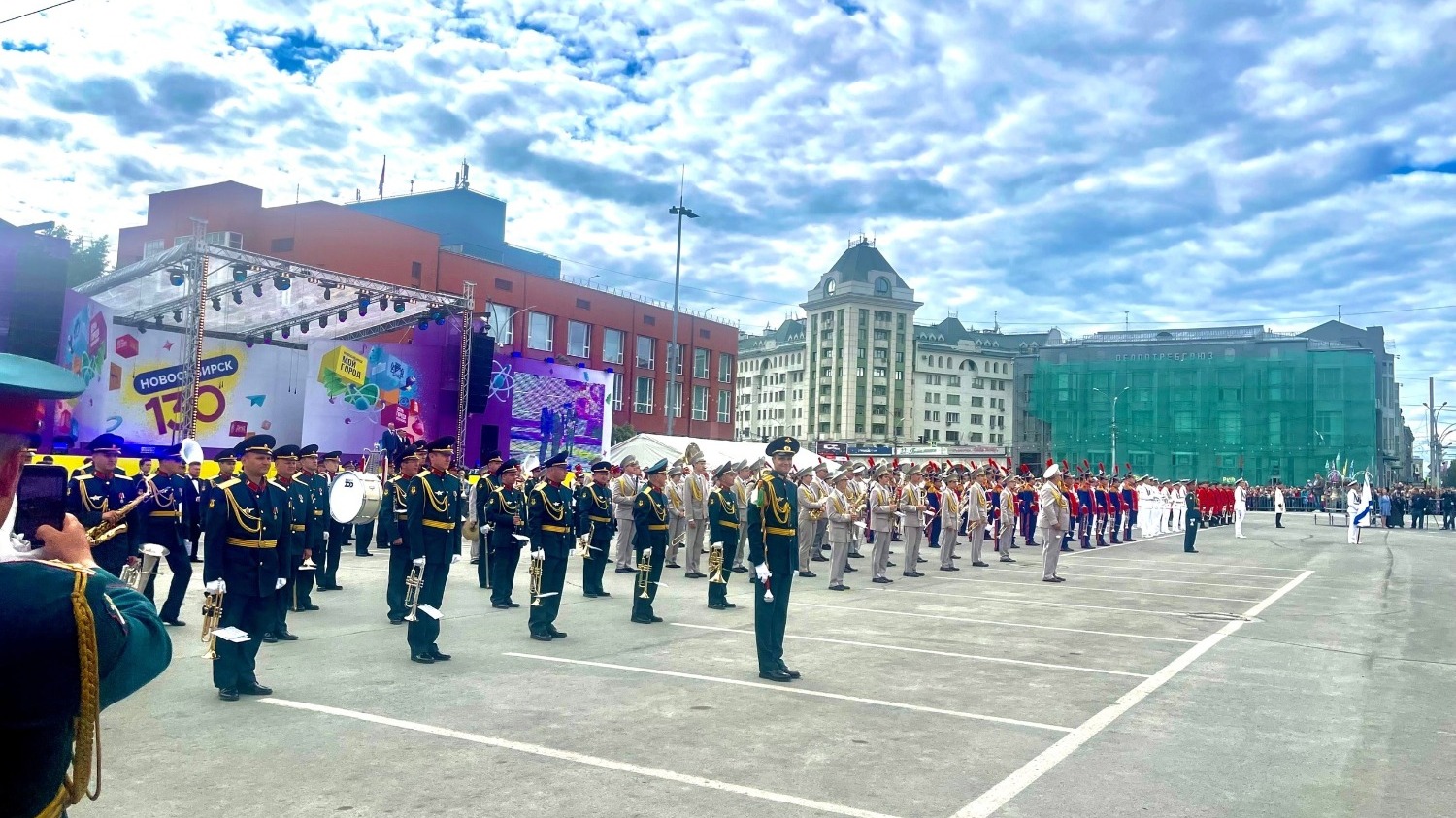 Десять оркестров будут выступать на главной площади Новосибирска и сегодня, 25 июня
