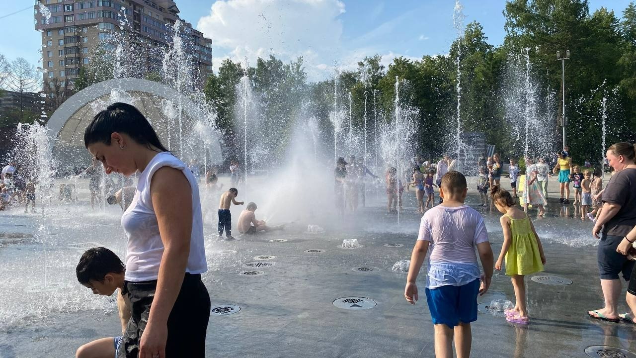 Фонтан в Центральном парке Новосибирска в жару пользуется популярностью.