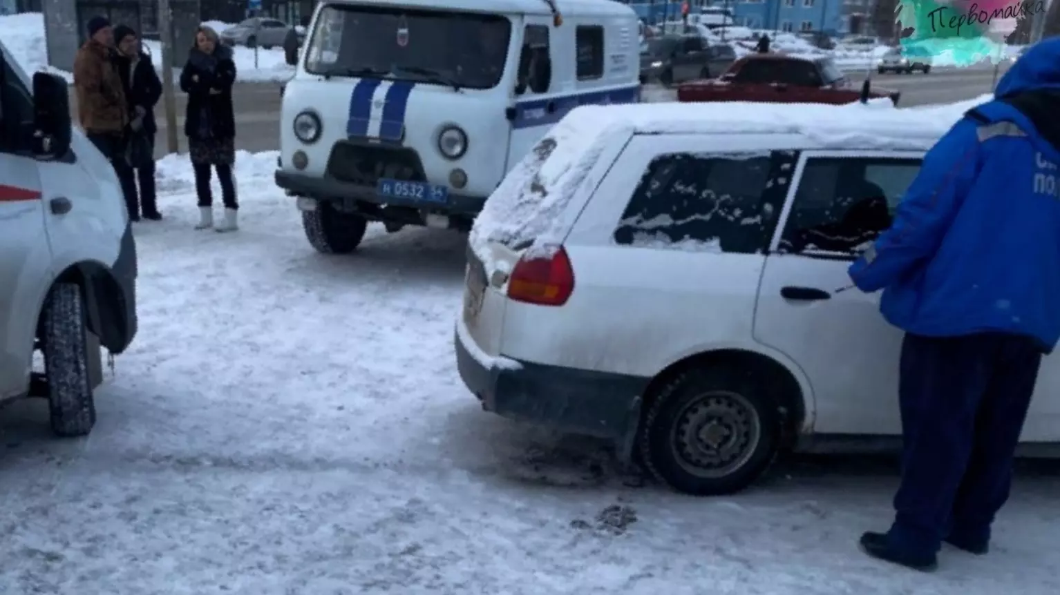 Возле гимназии в Новосибирске в автомобиле нашли труп мужчины. Личность погибшего установлена. 30 января 2024 года