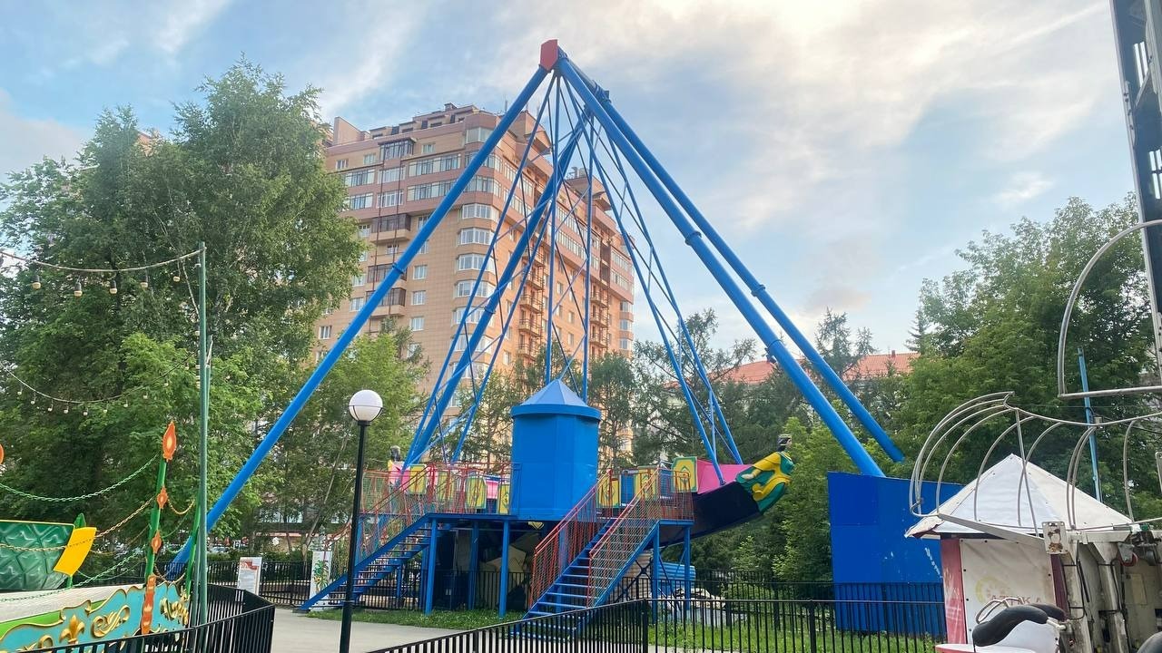 Карусель "Зубр" в Центральном парке Новосибирска.