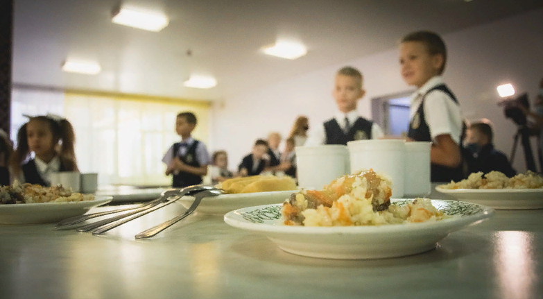 Школьникам подняли стоимость бесплатного обеда в Новосибирске до 70 рублей