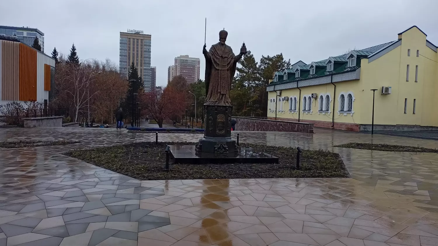 Памятник Николаю Чудотворцу в Новосибирске