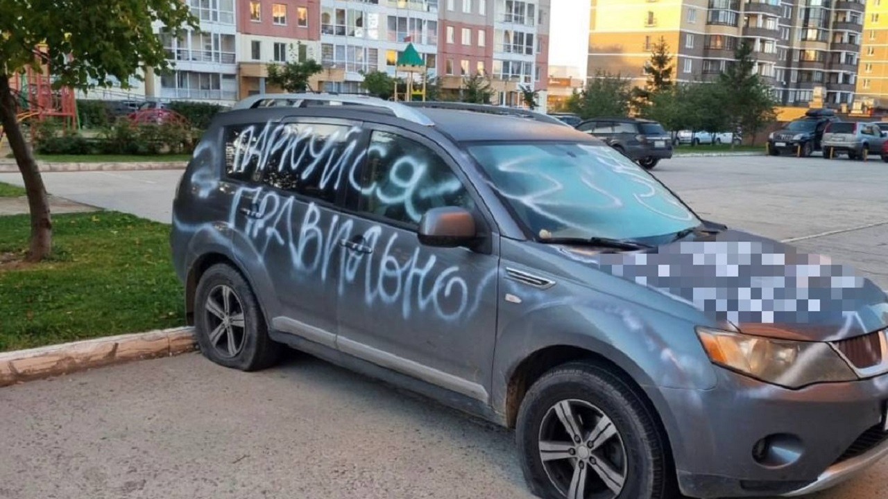 В Новосибирске вандалы исписали оскорблениями машины во дворе