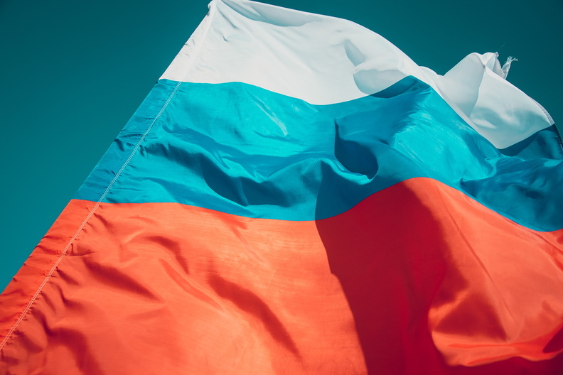 Учебные недели в школах России будут начинаться с гимна и поднятия флага