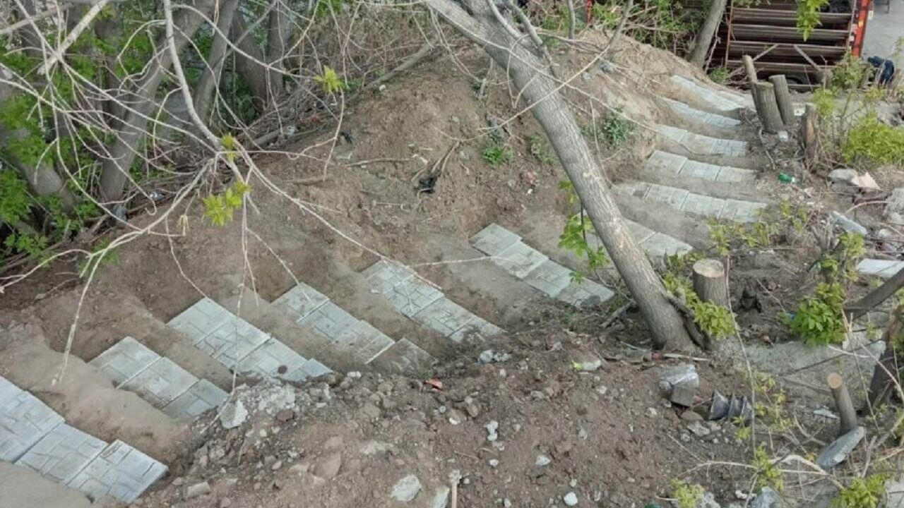 Опасная лестница возле Речного вокзала