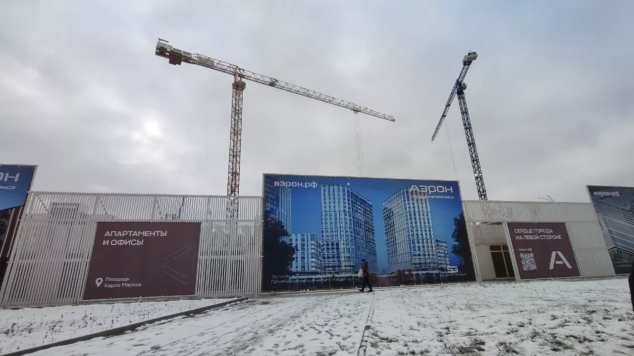 На месте снесенного здания ДК «Сибсельмаш», на и без того перегруженной площади Маркса, возводят огромный комплекс апартаментов