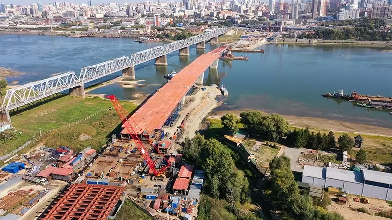 Пролётное строение моста смонтировано более чем на 40%