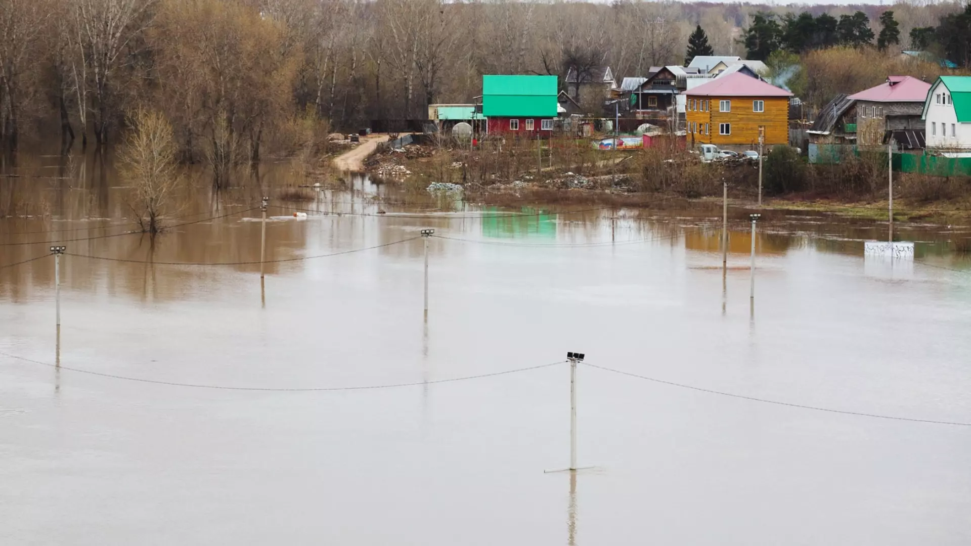 В Новосибирской области затопленными остаются 254 участка и два моста